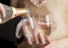 Jak nalívat šampaňské? Věda podporuje variantu po straně sklenky